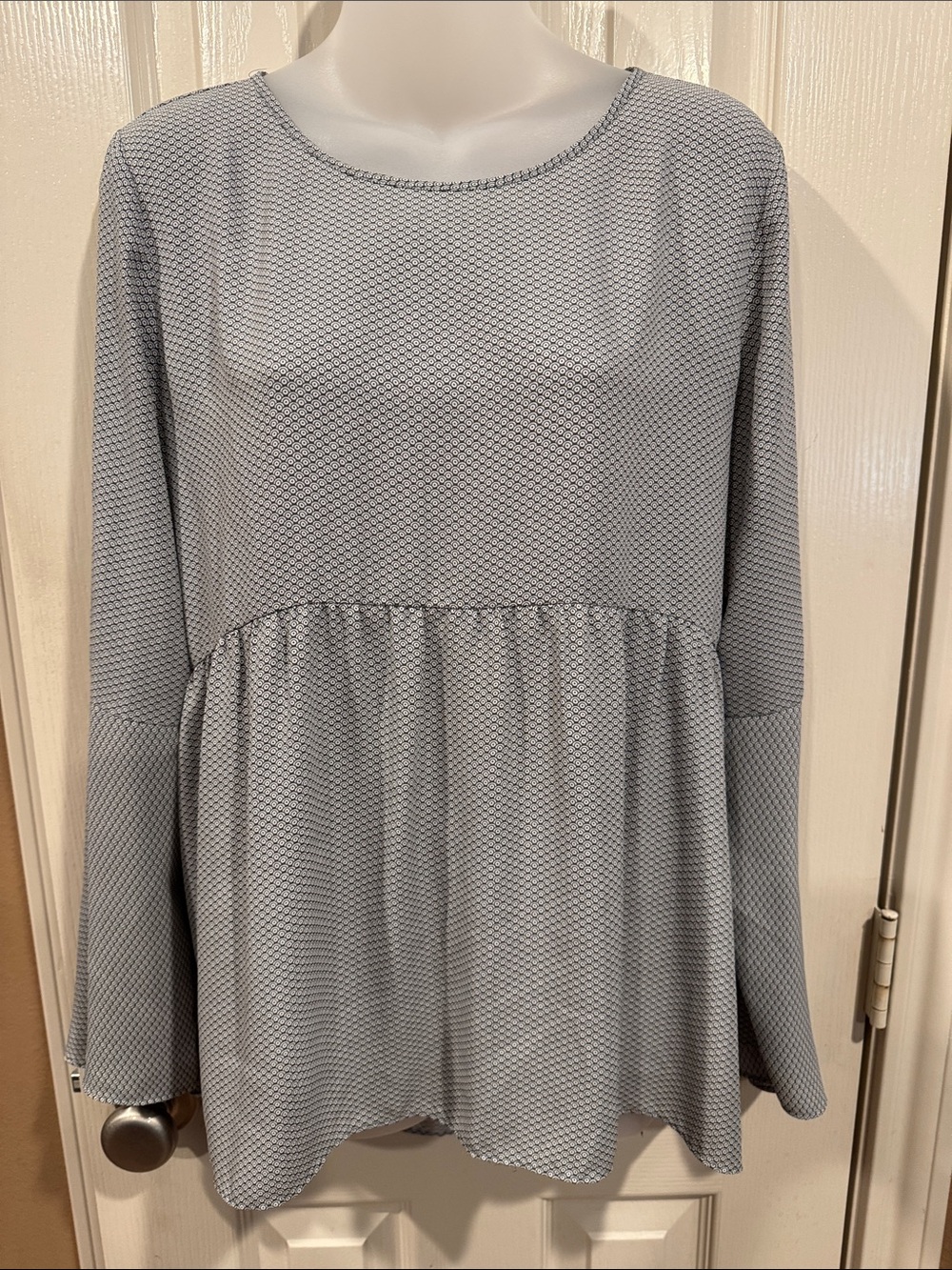 LOFT gray and white peplum blouse. Sz Small